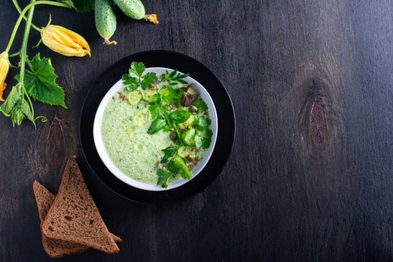 Bol de soupe verte légère garni de légumes frais et d’herbes aromatiques.